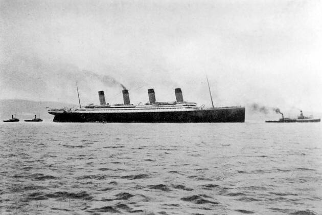 Am 15. April 2012 jährt sich zum 100. Mal der Untergang der Titanic - Die Titanic war ein Passagierschiff der britischen Reederei White Star Line. Sie wurde in Belfast auf der Werft von Harland & Wolff gebaut und war bei der Indienststellung am 2. April 1912 das größte Schiff der Welt. Auf ihrer Jungfernfahrt kollidierte die Titanic am 14. April 1912 gegen 23:40 Uhr etwa 300 Seemeilen südöstlich von Neufundland mit einem Eisberg und sank zwei Stunden und 40 Minuten nach dem Zusammenstoß im Nordatlantik. Obwohl für die Evakuierung mehr als zwei Stunden Zeit zur Verfügung standen, starben zwischen 1490 und 1517 der über 2200 an Bord befindlichen Personen âÄ hauptsächlich wegen der unzureichenden Zahl an Rettungsbooten und der Unerfahrenheit der Besatzung im Umgang mit diesen. Die RMS Titanic verlässt Belfast