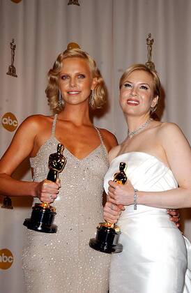 OSCARS: Beste Nebendarstellerin, Preisträgerinnen 2001-2010 Feb. 29, 2004 - Hollywood, California, U.S. - 76TH ANNUAL ACADEMY AWARDS.K35877MG.THE 76TH ANNUAL ACADEMY AWARDS .(PRESSROOM)..KODAK THEATER, HOLLYWOOD, CA. .02 29 2004. SUPERSTARIMAGES.COM 2004..CHARLIZE THERON AND RENEE ZELLWEGER Hollywood U.S. - ZUMAmg2