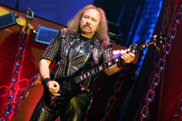 Judas Priest ( GBR ). Bassist Ian Hill ( GBR Judas Priest ) während eines Konzertes im Rahmen ihrer Farewell Tour 2012 am 28.04.2012 in der Arena Leipzig.