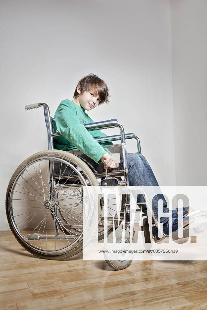 Stockfoto Junge Im Rollstuhl Iblmat Stockfoto