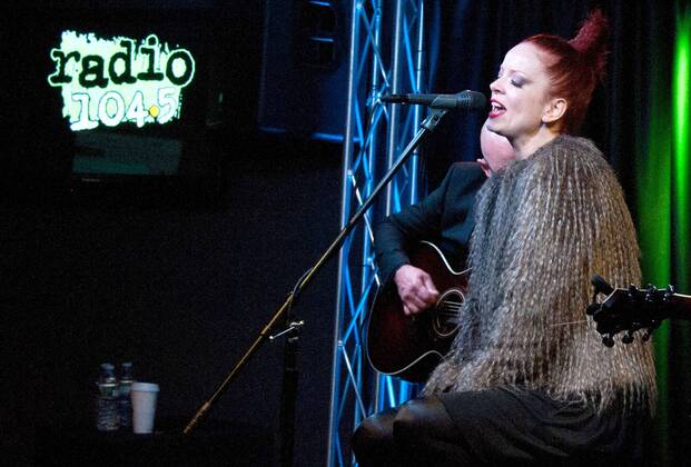 Shirley Manson, die Sängerin der Band Garbage auf der Konzertbühne bei Radio 104.5 FM WRFF s iHeartRadio am 21.05.2012 in Bala Cynwyd, Pennsylvania, USA Garbage in Concert at Radio 104.5 FM WRFF s iHeartRadio Theatre in Bala Cynwyd, 2012 