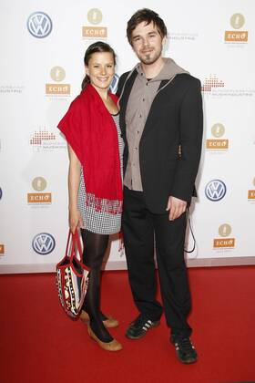 Jonas Burgwinkel mit Freundin Lisa Baum Verleihung des Musikpreises Echo Jazz 2012 in der Gläsernen Manufaktur von Volkswagen, Dresden Foto:xR.xHardex xFuturexImage