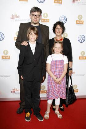 Johannes Enders mit Ehefrau Susann Funke, Tochter Paula und Sohn Franz Verleihung des Musikpreises Echo Jazz 2012 in der Gläsernen Manufaktur von Volkswagen, Dresden Foto:xR.xHardex xFuturexImage