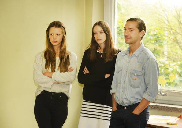 Deutschland, Köln, 20.09.2012 Der Kinofilm NYMPHOMANIAC (Start 2013), schildert die erotische Reise einer Frau von der Geburt bis zum Alter von 50 Jahren. Foto: v.l.n.r.: Mia GOTH, Stacy MARTIN und Shia LaBeouf, während der Dreharbeiten. Germany, Cologne, 20.09.2012 The movie Nymphomaniac (starting 2013), depicts the erotic journey of a woman from birth to age 50. Photo: From left to right: Mia GOTH, Stacy Martin and Shia LaBeouf, during filming NYMPHOMANIAC NYMPHOMANIAC