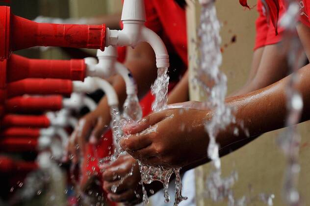 (121015) -- JAKARTA, Oct. 15, 2012 (Xinhua) -- Pupils wash their hands during the Global Handwashing Day in Jakarta, Indonesia, Oct. 15, 2012. (Xinhua Agung Kuncahya B.) INDONESIA-JAKARTA-GLOBAL HANDWASHING DAY 