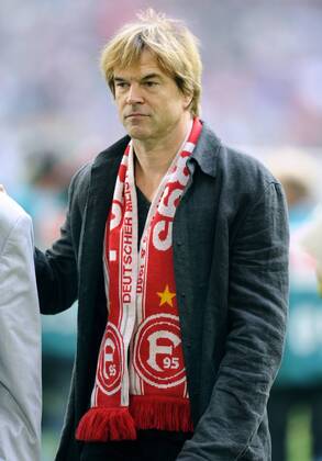 Fussball-Bundesliga, Deutschland, Herren, Saison 2012 2013, 8. Spieltag, ESPRIT-Arena Düsseldorf: Fortuna Düsseldorf (rot) - FC Bayern München (weiss) 0:5; Sänger Campino von den Toten Hosen mit Fortuna Fanschal.