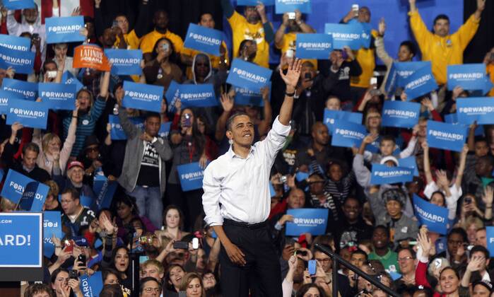 U.S. President Barack Obama waves to supporters after a campaign stop on November 3, 2012 in Milwaukee, Wisconsin.  MKE2012110316