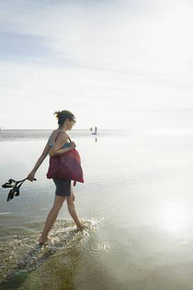 Junge Frau bei einer Wattwanderung, Wyk, Föhr, Nordfriesland, Schleswig-Holstein, Deutschland, Europa ibldjs02376930