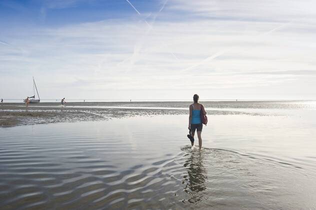 Junge Frau bei einer Wattwanderung, Wyk, Föhr, Nordfriesland, Schleswig-Holstein, Deutschland, Europa ibldjs02376932