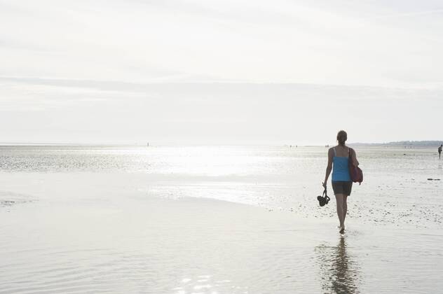 Junge Frau bei einer Wattwanderung, Wyk, Föhr, Nordfriesland, Schleswig-Holstein, Deutschland, Europa ibldjs02376933