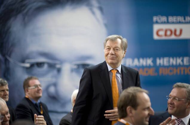 Eberhard Diepgen, 80. Geburtstag am 12. November Landesparteitag CDU Berlin DEU, Deutschland, Germany, Berlin, 12.02.2011 Eberhard Diepgen, ehe Regierender Buergermeister von Berlin, und Frank Henkel, Landesvorsitzender der Berliner CDU (rechts), auf dem Landesparteitag der Berliner CDU. Bundespolitik, Landespolitik, Deutsche Politik, 2011, QF Querformat. Wahl, Wahlen, Wahlkampf, Wahlkampftour, Fan, Landtagswahl Party congres of the Berliner CDU in Berlin. Politics, Germany, Politican.