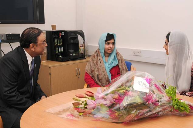 Berühmte Feministinnen, Malala Yousafzai ISLAMABAD PAKISTAN_ President Asif Ali Zardari and Ms. Aseefa Bhutto Zardari talking to Ms. Malala Yousafzai at Queen Elizabeth Hospital Birmingham, UK, on 08 December 2012. (Photo by PID Pakimages) 