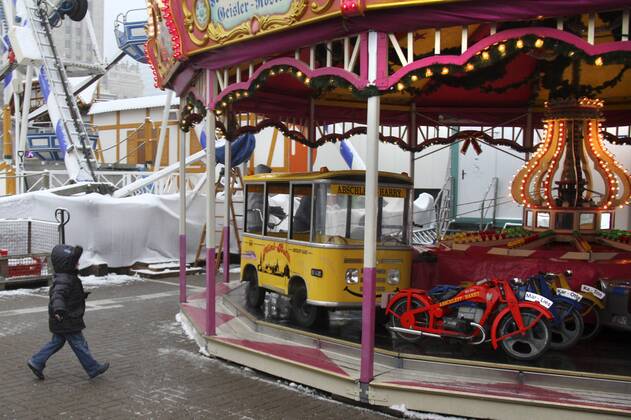 Fahrgeschäft auf einem Weihnachtsmarkt in Warschau, Polen mygr_081212