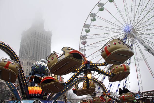 Fahrgeschäft auf einem Weihnachtsmarkt in Warschau, Polen mygr_081212