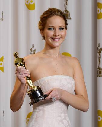 OSCARS. Beste Hauptdarstellerin. Preisträgerinnen 2011-2020 Actress Jennifer Lawrence hold her Oscar for best Performance by an Actress in a Leading Roll - Silver Linings Playbook backstage at the 85th Academy Awards at the Hollywood and Highlands Center in the Hollywood section of Los Angeles on February 24, 2013.  LAP201302241747