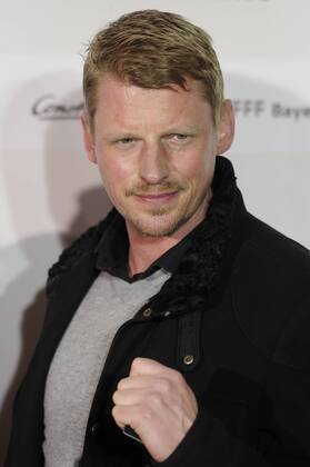 Martin GRUBER (Schauspieler),Einzelbild,angeschnittenes Einzelmotiv,Portraet,Portrait,Porträt. Roter Teppich,Red Carpet,Filmpremiere 3096 Tage am 26.02.2013 im Mathaeser Kino Muenchen.