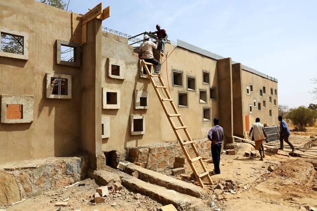 Baustelle des Krankenhauses im Operndorf des 2010 verstorbenen Film- und Theaterregisseurs Christoph Schlingensief. Ortschaft Ziniaré, etwa 40 Kiliometer nordöstlich von Quagadougu, der Hauptstadt von Burkina Faso --- Foto: F.Stark