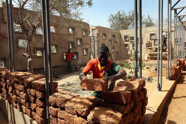 Baustelle des Krankenhauses im Operndorf des 2010 verstorbenen Film- und Theaterregisseurs Christoph Schlingensief. Ortschaft Ziniaré, etwa 40 Kiliometer nordöstlich von Quagadougu, der Hauptstadt von Burkina Faso --- Foto: F.Stark