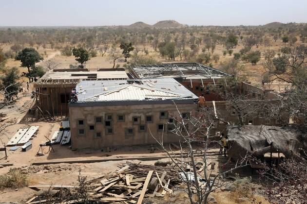 Baustelle des Krankenhauses im Operndorf des 2010 verstorbenen Film- und Theaterregisseurs Christoph Schlingensief. Ortschaft Ziniaré, etwa 40 Kiliometer nordöstlich von Quagadougu, der Hauptstadt von Burkina Faso --- Foto: F.Stark