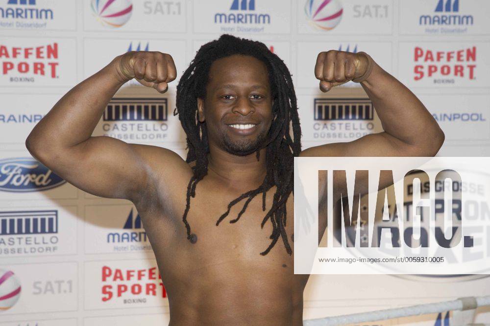 Moderator Mola Adebisi Offizielles Wiegen Fuer Das Sat 1 Promiboxen Duesseldorf 06 03 2013