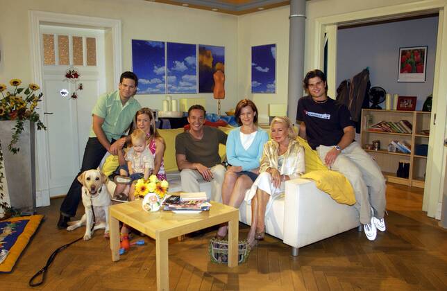 Unter uns - Janis Rattenni alis Anna Weigel ( mitte - in rot ) verlässt die Serie - Abschiedsfoto der Familie Weigel mit Margot Weigel (gespielt von Christiane Maybach ) Wolfgang Weigel ( Holger Franke ) Irene Weigel ( Petra Blosseny ) Till Weigel ( Ben Rüdinger ) Ute Weigel ( Isabell Hertel ) Conor Weigel ( ben und Till ) und Hund Emma.