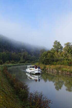  Hausboot auf dem Canal des Vosges, früher Canal de l?Est, südwestlich des Ortes, etwa PK 127, am Morgen, Fontenoy-le-Château, Epinal, Region Lothringen, Dep. Vosges, Frankreich, Europa iblmsk03019438.jpg