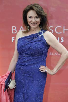 Uschi Daemmrich von Luttitz (Moderatorin),Einzelbild,angeschnittenes Einzelmotiv,Halbfigur,halbe Figur. Bayerischer Fernsehpreis 2013,Roter Teppich,Red Carpet.17.05.2013. Â