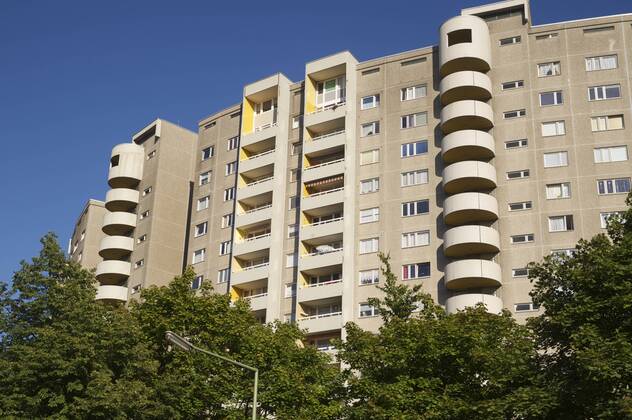 Die bekannteste Trabantensiedlung in einer bundesdeutschen Stadt wird 50 Jahre alt. Mit rund 19.000 Wohnungen wurde die Gropiusstadt in der südöstlichsten Ecke des früheren West-Berlins zum Modell für viele andere Reißbrett-Siedlungen (Foto vom 14.08.2012: Gropiushaus). Die Grundsteinlegung durch den Architekten Walter Gropius und den damaligen Regierenden Bürgermeister Willy Brandt (SPD) erfolgte am 7. November 1962. In dem Neuköllner Stadtteil wohnen heute 35.000 Menschen. (Siehe epd-Feature vom 16.08.2012) DER ABDRUCK DES EPD-FOTOS IST HONORARPFLICHTIG! Berliner Gropiusstadt wird 50 Jahre alt 392333 EDITORIAL USE ONLY