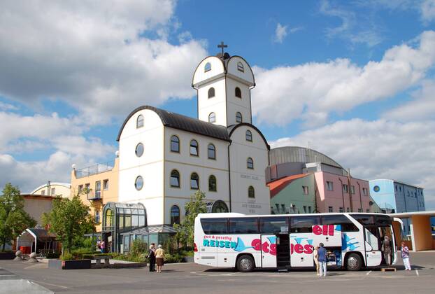 Autobahnkirche Geiselwind bei Würzburg am 14.07.2011. Deutschlands erste privat gebaute Autobahnkirche wurde vor zehnn Jahren, am 07.09.2001, an der A 3 zwischen Würzburg und Nürnberg eingeweiht. Errichtet wurde sie von Anton Strohofer auf seinem Autohof bei Geiselwind (Unterfranken). Die Kirche ist Teil eines Life-Parks mit Multifunktionsgebäuden für Messen und Großveranstaltungen, den die Autohof Strohofer GmbH für über 20 Millionen Mark gebaut hat. DER ABDRUCK DES EPD-FOTOS IST HONORARPFLICHTIG! Autobahnkirche Geiselwind 369725 EDITORIAL USE ONLY