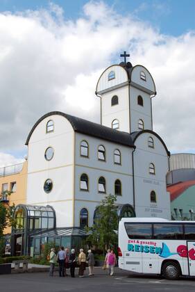 Autobahnkirche Geiselwind bei Würzburg am 14.07.2011. Deutschlands erste privat gebaute Autobahnkirche wurde vor zehnn Jahren, am 07.09.2001, an der A 3 zwischen Würzburg und Nürnberg eingeweiht. Errichtet wurde sie von Anton Strohofer auf seinem Autohof bei Geiselwind (Unterfranken). Die Kirche ist Teil eines Life-Parks mit Multifunktionsgebäuden für Messen und Großveranstaltungen, den die Autohof Strohofer GmbH für über 20 Millionen Mark gebaut hat. DER ABDRUCK DES EPD-FOTOS IST HONORARPFLICHTIG! Autobahnkirche Geiselwind 369726 EDITORIAL USE ONLY