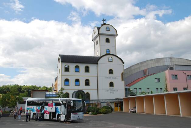 Autobahnkirche Geiselwind bei Würzburg am 14.07.2011. Deutschlands erste privat gebaute Autobahnkirche wurde vor zehnn Jahren, am 07.09.2001, an der A 3 zwischen Würzburg und Nürnberg eingeweiht. Errichtet wurde sie von Anton Strohofer auf seinem Autohof bei Geiselwind (Unterfranken). Die Kirche ist Teil eines Life-Parks mit Multifunktionsgebäuden für Messen und Großveranstaltungen, den die Autohof Strohofer GmbH für über 20 Millionen Mark gebaut hat. DER ABDRUCK DES EPD-FOTOS IST HONORARPFLICHTIG! Autobahnkirche Geiselwind 369728 EDITORIAL USE ONLY