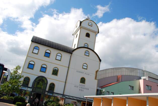 Autobahnkirche Geiselwind bei Würzburg am 14.07.2011. Deutschlands erste privat gebaute Autobahnkirche wurde vor zehnn Jahren, am 07.09.2001, an der A 3 zwischen Würzburg und Nürnberg eingeweiht. Errichtet wurde sie von Anton Strohofer auf seinem Autohof bei Geiselwind (Unterfranken). Die Kirche ist Teil eines Life-Parks mit Multifunktionsgebäuden für Messen und Großveranstaltungen, den die Autohof Strohofer GmbH für über 20 Millionen Mark gebaut hat. DER ABDRUCK DES EPD-FOTOS IST HONORARPFLICHTIG! Autobahnkirche Geiselwind 369731 EDITORIAL USE ONLY