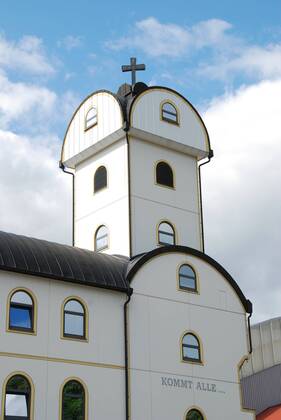 Autobahnkirche Geiselwind bei Würzburg am 14.07.2011. Deutschlands erste privat gebaute Autobahnkirche wurde vor zehnn Jahren, am 07.09.2001, an der A 3 zwischen Würzburg und Nürnberg eingeweiht. Errichtet wurde sie von Anton Strohofer auf seinem Autohof bei Geiselwind (Unterfranken). Die Kirche ist Teil eines Life-Parks mit Multifunktionsgebäuden für Messen und Großveranstaltungen, den die Autohof Strohofer GmbH für über 20 Millionen Mark gebaut hat. DER ABDRUCK DES EPD-FOTOS IST HONORARPFLICHTIG! Autobahnkirche Geiselwind 369732 EDITORIAL USE ONLY