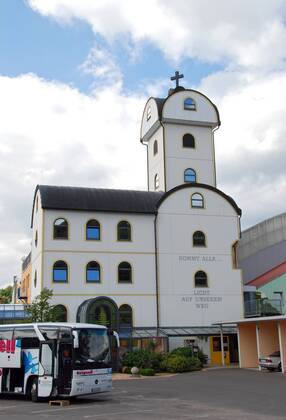 Autobahnkirche Geiselwind bei Würzburg am 14.07.2011. Deutschlands erste privat gebaute Autobahnkirche wurde vor zehnn Jahren, am 07.09.2001, an der A 3 zwischen Würzburg und Nürnberg eingeweiht. Errichtet wurde sie von Anton Strohofer auf seinem Autohof bei Geiselwind (Unterfranken). Die Kirche ist Teil eines Life-Parks mit Multifunktionsgebäuden für Messen und Großveranstaltungen, den die Autohof Strohofer GmbH für über 20 Millionen Mark gebaut hat. DER ABDRUCK DES EPD-FOTOS IST HONORARPFLICHTIG! Autobahnkirche Geiselwind 369733 EDITORIAL USE ONLY