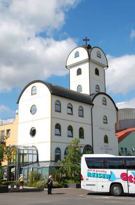 Autobahnkirche Geiselwind bei Würzburg am 14.07.2011. Deutschlands erste privat gebaute Autobahnkirche wurde vor zehnn Jahren, am 07.09.2001, an der A 3 zwischen Würzburg und Nürnberg eingeweiht. Errichtet wurde sie von Anton Strohofer auf seinem Autohof bei Geiselwind (Unterfranken). Die Kirche ist Teil eines Life-Parks mit Multifunktionsgebäuden für Messen und Großveranstaltungen, den die Autohof Strohofer GmbH für über 20 Millionen Mark gebaut hat. DER ABDRUCK DES EPD-FOTOS IST HONORARPFLICHTIG! Autobahnkirche Geiselwind 369737 EDITORIAL USE ONLY