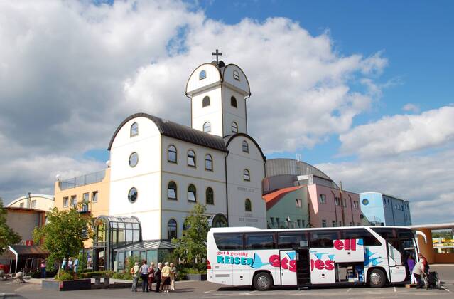 Autobahnkirche Geiselwind bei Würzburg am 14.07.2011. Deutschlands erste privat gebaute Autobahnkirche wurde vor zehnn Jahren, am 07.09.2001, an der A 3 zwischen Würzburg und Nürnberg eingeweiht. Errichtet wurde sie von Anton Strohofer auf seinem Autohof bei Geiselwind (Unterfranken). Die Kirche ist Teil eines Life-Parks mit Multifunktionsgebäuden für Messen und Großveranstaltungen, den die Autohof Strohofer GmbH für über 20 Millionen Mark gebaut hat. DER ABDRUCK DES EPD-FOTOS IST HONORARPFLICHTIG! Autobahnkirche Geiselwind 369738 EDITORIAL USE ONLY