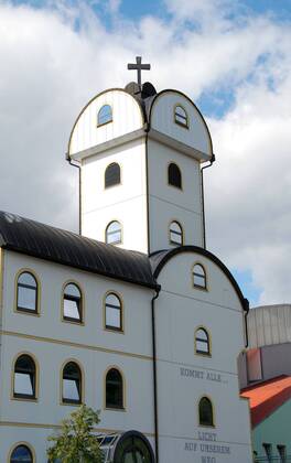 Autobahnkirche Geiselwind bei Würzburg am 14.07.2011. Deutschlands erste privat gebaute Autobahnkirche wurde vor zehnn Jahren, am 07.09.2001, an der A 3 zwischen Würzburg und Nürnberg eingeweiht. Errichtet wurde sie von Anton Strohofer auf seinem Autohof bei Geiselwind (Unterfranken). Die Kirche ist Teil eines Life-Parks mit Multifunktionsgebäuden für Messen und Großveranstaltungen, den die Autohof Strohofer GmbH für über 20 Millionen Mark gebaut hat. DER ABDRUCK DES EPD-FOTOS IST HONORARPFLICHTIG! Autobahnkirche Geiselwind 369739 EDITORIAL USE ONLY