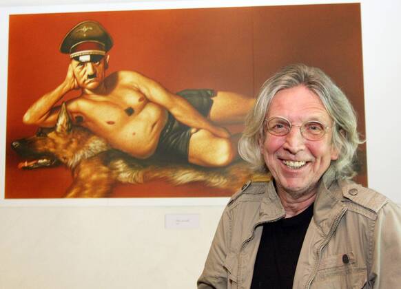 Der österreichische Karikaturist Gerhard Haderer am Dienstag (05.07.2011) im caricatura museum frankfurt vor seiner Hitler-Karikatur Only one ball (2009). Der geniale Österreicher pisackt seit mehr als 27 Jahren mit seiner Kunst nicht nur eitle Feldherrn, sondern auch ganz normale Menschen. Das caricatura museum frankfurt widmet ihm ab Donnerstag (07.07.2011) eine Werkschau. Im Zentrum der Ausstellung Haderer! stehen die Arbeiten, die der in Linz lebende Künstler seit 1991 für das Hamburger Magazin Stern gefertigt hat. (Siehe epd-Bericht vom 05.07.2011) DER ABDRUCK DES EPD-FOTOS IST HONORARPFLICHTIG! Caricatura museum frankfurt präsentiert Haderer-Werkschau 367428 EDITORIAL USE ONLY