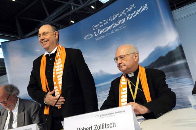 Pressekonferenz mit dem Vorsitzenden der katholischen Deutschen Bischofskonferenz, Robert Zollitsch (re.) und dem Ratsvorsitzenden der Evangelischen Kirche in Deutschland, Nikolaus Schneider (li.), am Samstag (15.05.2010) beim 2. Ökumenischen Kirchentag in München. Unter dem Leitwort Damit ihr Hoffnung habt finden in München bis Sonntag rund 3.000 Veranstaltungen statt. Mehr als 125.000 Dauerteilnehmer haben sich zu dem Christentreffen angemeldet. (Siehe epd-Meldung vom 15.05.2010) DER ABDRUCK DES EPD-FOTOS IST HONORARPFLICHTIG! 2. Ökumenischer Kirchentag in München 340627 EDITORIAL USE ONLY