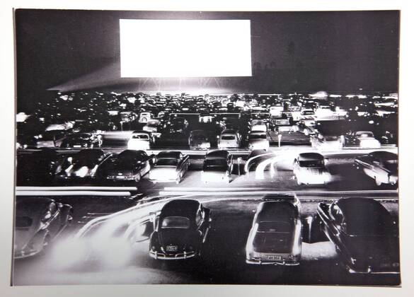 Repro einer Postkarte von 1961 mit Autos im Autokino in Gravenbruch bei Frankfurt (Foto von 22.03.2010). Vor 50 Jahren wurde im hessischen Gravenbruch das erste Autokino Deutschlands eröffnet. (Siehe epd-Feature vom 25.03.2010) DER ABDRUCK DES EPD-FOTOS IST HONORARPFLICHTIG! 50 Jahre Autokino Gravenbruch 337030 EDITORIAL USE ONLY