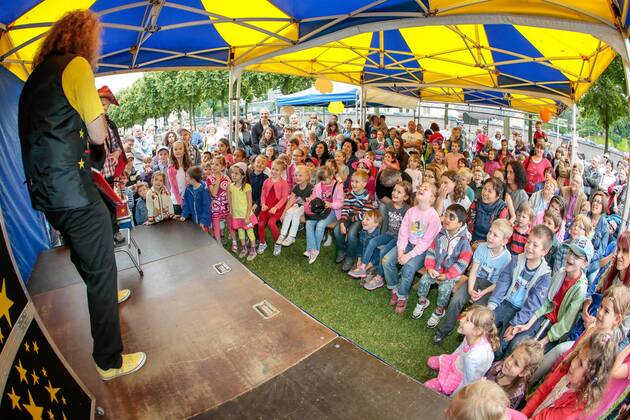 Das 39. Saarbrücker Altstadtfest geht am Sonntag (30.06.2013) mit einem großen Rahmenprogramm für Jung und Alt zu Ende. Im Bild: Die Zaubershow des ZIrkus Zantac zieht zahlreiche Kinder an.