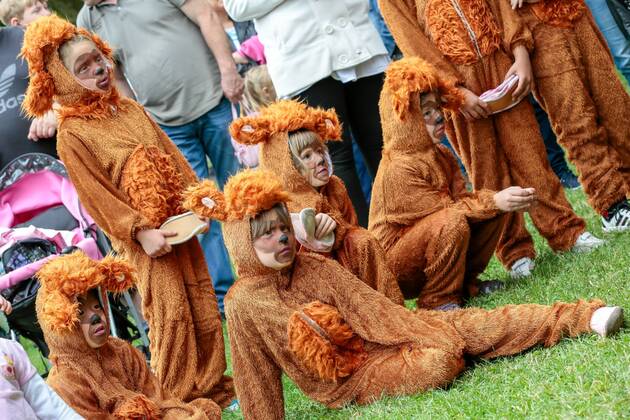 Das 39. Saarbrücker Altstadtfest geht am Sonntag (30.06.2013) mit einem großen Rahmenprogramm für Jung und Alt zu Ende. Im Bild: Die Grundschule Rodenhof führt Teile aus dem Musical Tarzan auf.