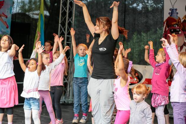 Das 39. Saarbrücker Altstadtfest geht am Sonntag (30.06.2013) mit einem großen Rahmenprogramm für Jung und Alt zu Ende. Im Bild: Die Tanzschule Bootz-Ohlmann um Tanzlehrerin Alice de Gracia führt gemeinsam mit Kindern bekannte Tänze auf.