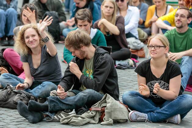 Das 39. Saarbrücker Altstadtfest geht am Sonntag (30.06.2013) mit einem großen Rahmenprogramm für Jung und Alt zu Ende. Im Bild: Der Poetry Slam lockt zahlreiche Besucher an den St. Johanner Markt. Unter den Rednern ist auch Robin Mesarosch aus Stuttgart.