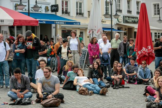 Das 39. Saarbrücker Altstadtfest geht am Sonntag (30.06.2013) mit einem großen Rahmenprogramm für Jung und Alt zu Ende. Im Bild: Der Poetry Slam lockt zahlreiche Besucher an den St. Johanner Markt. Unter den Rednern ist auch Robin Mesarosch aus Stuttgart.