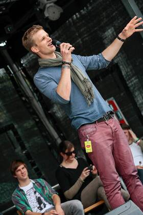 Das 39. Saarbrücker Altstadtfest geht am Sonntag (30.06.2013) mit einem großen Rahmenprogramm für Jung und Alt zu Ende. Im Bild: Der Poetry Slam lockt zahlreiche Besucher an den St. Johanner Markt. Unter den Rednern ist auch Robin Mesarosch aus Stuttgart.