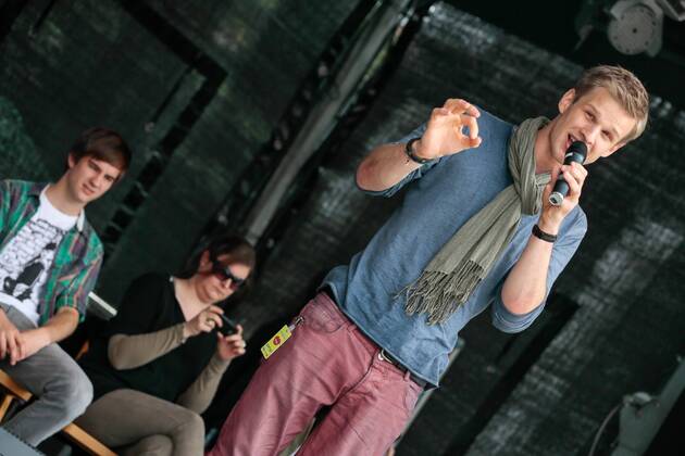 Das 39. Saarbrücker Altstadtfest geht am Sonntag (30.06.2013) mit einem großen Rahmenprogramm für Jung und Alt zu Ende. Im Bild: Der Poetry Slam lockt zahlreiche Besucher an den St. Johanner Markt. Unter den Rednern ist auch Robin Mesarosch aus Stuttgart.