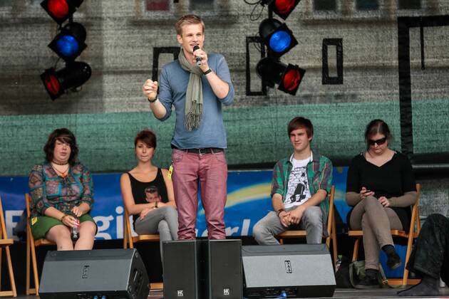 Das 39. Saarbrücker Altstadtfest geht am Sonntag (30.06.2013) mit einem großen Rahmenprogramm für Jung und Alt zu Ende. Im Bild: Der Poetry Slam lockt zahlreiche Besucher an den St. Johanner Markt. Unter den Rednern ist auch Robin Mesarosch aus Stuttgart.
