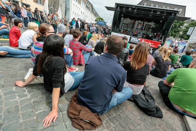 Das 39. Saarbrücker Altstadtfest geht am Sonntag (30.06.2013) mit einem großen Rahmenprogramm für Jung und Alt zu Ende. Im Bild: Der Poetry Slam lockt zahlreiche Besucher an den St. Johanner Markt. Unter den Rednern ist auch Robin Mesarosch aus Stuttgart.