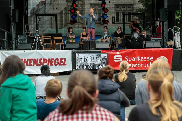Das 39. Saarbrücker Altstadtfest geht am Sonntag (30.06.2013) mit einem großen Rahmenprogramm für Jung und Alt zu Ende. Im Bild: Der Poetry Slam lockt zahlreiche Besucher an den St. Johanner Markt. Unter den Rednern ist auch Robin Mesarosch aus Stuttgart.